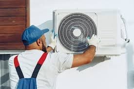 Technicien en froid et climatisation réparant des appareils électroniques